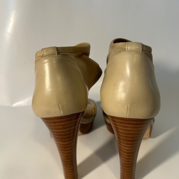 Stuart Weitzman - Picture 4 of 8